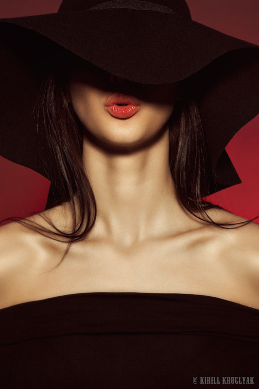 Can't see you through the hat | black hat, red lipstick, black dress, pretty girl