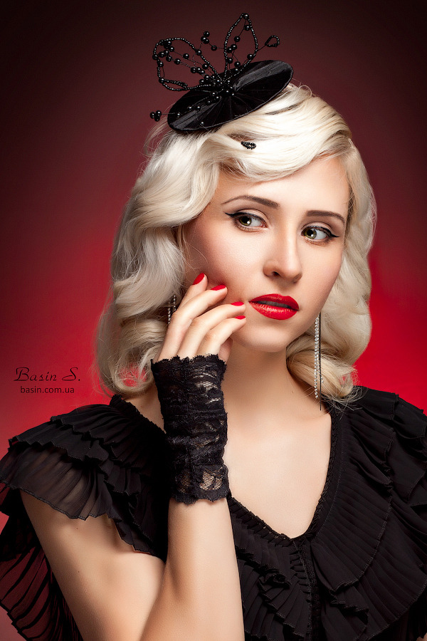 Blond wearing little black hat | little black hat, blod, red lipstick, black dress