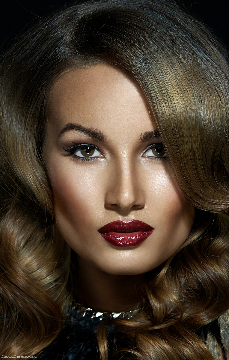 Pretty woman close-up | close-up, red lipstick, dark haired woman, perfect skin, golden necklace