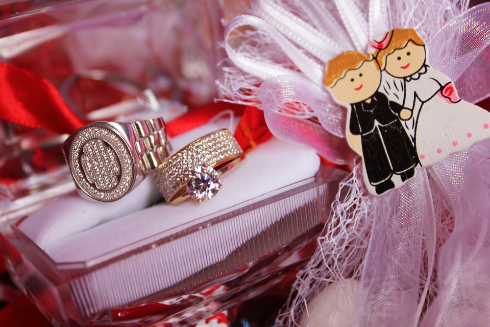 Toy couple and wedding rings on the table | wedding, rings, toys