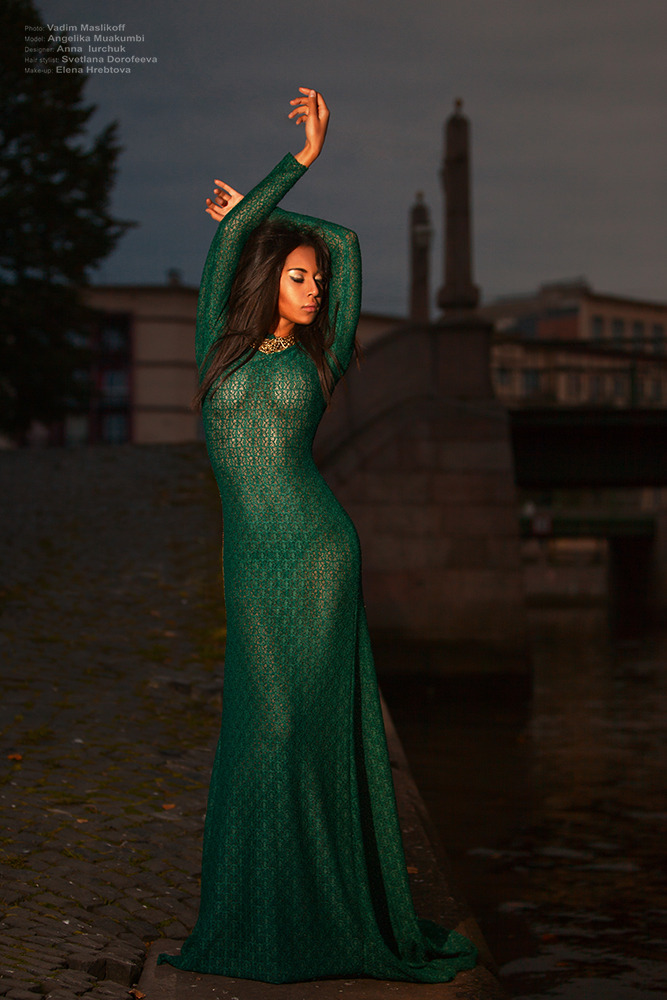 Beautiful girl in green dress | glamour, portrait, model, girl, green, dress, street, slim, evening, bridge