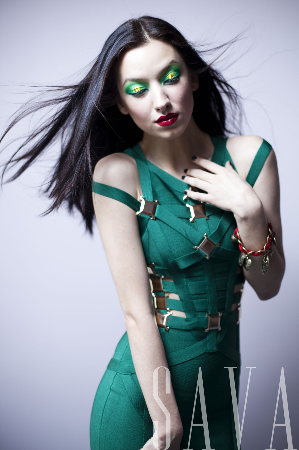 Green fitting dress and make-up | green dress, green make-up, red lipstick