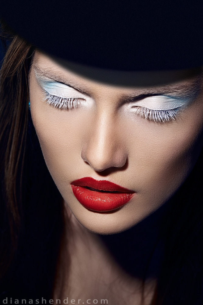 Girl with frozen eyes | frozen eyes, red lipstick, tophat, perfect skin