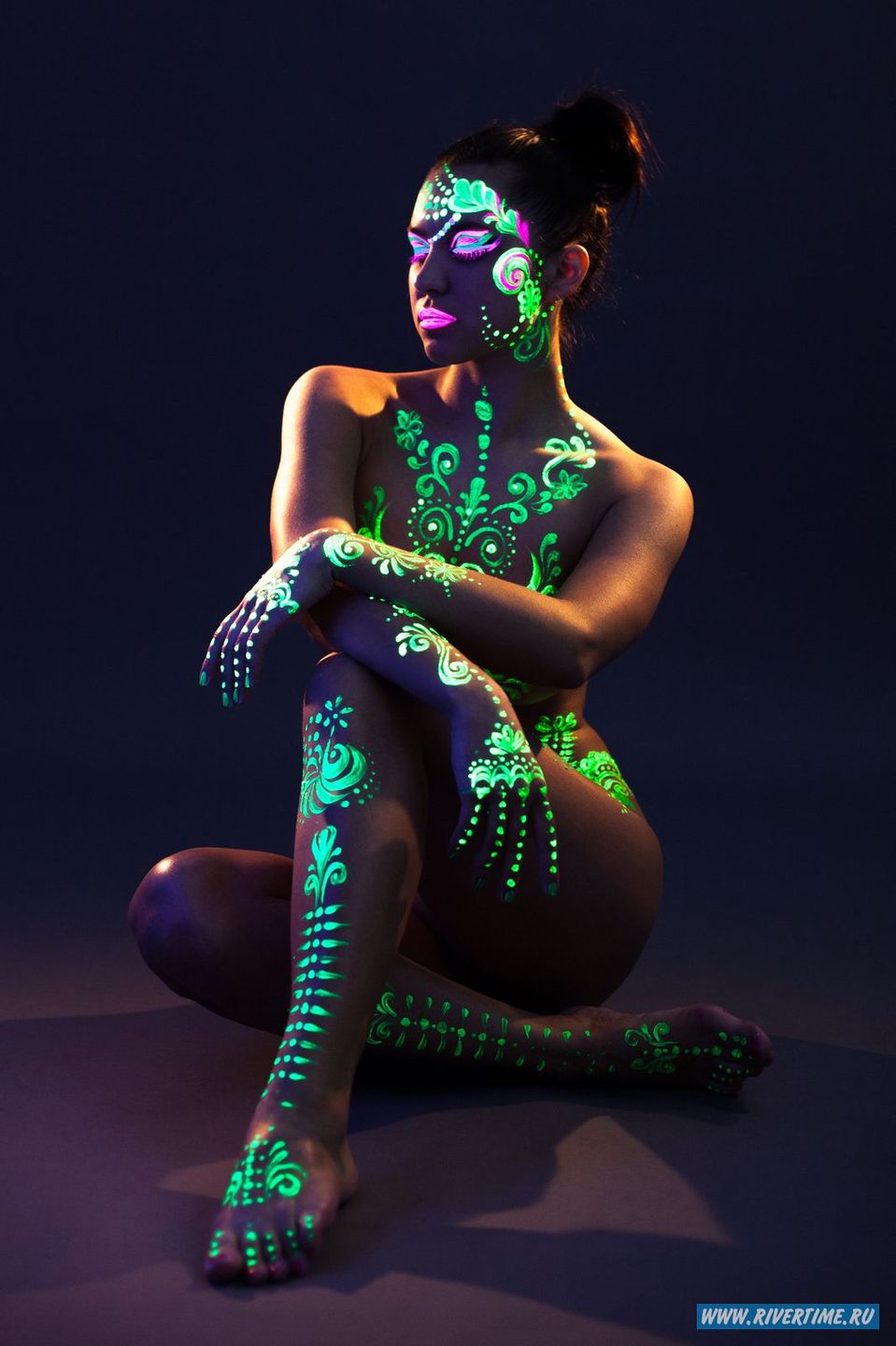 Body art made with fluorescent ink | fluorescent ink, body art, naked, shade