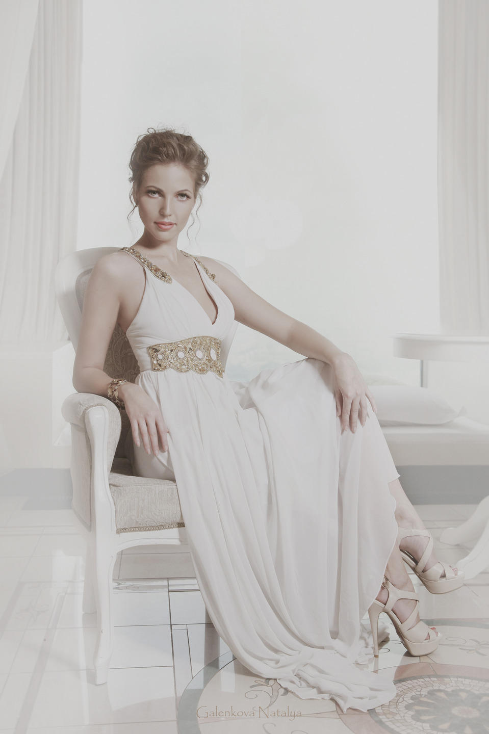 Gilr on throne | girl, white dress, throne, hall