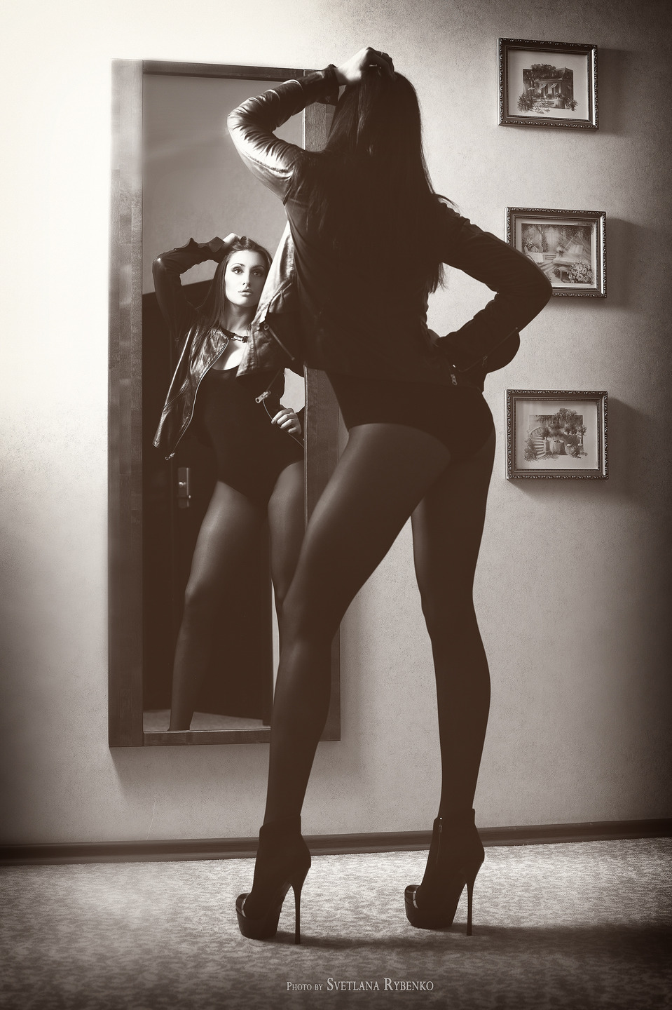 Sexy girl looking in te mirror | glamour, model, girl, mirror, high-heeled shoes, body, pictures, long hair, brunette, jacket