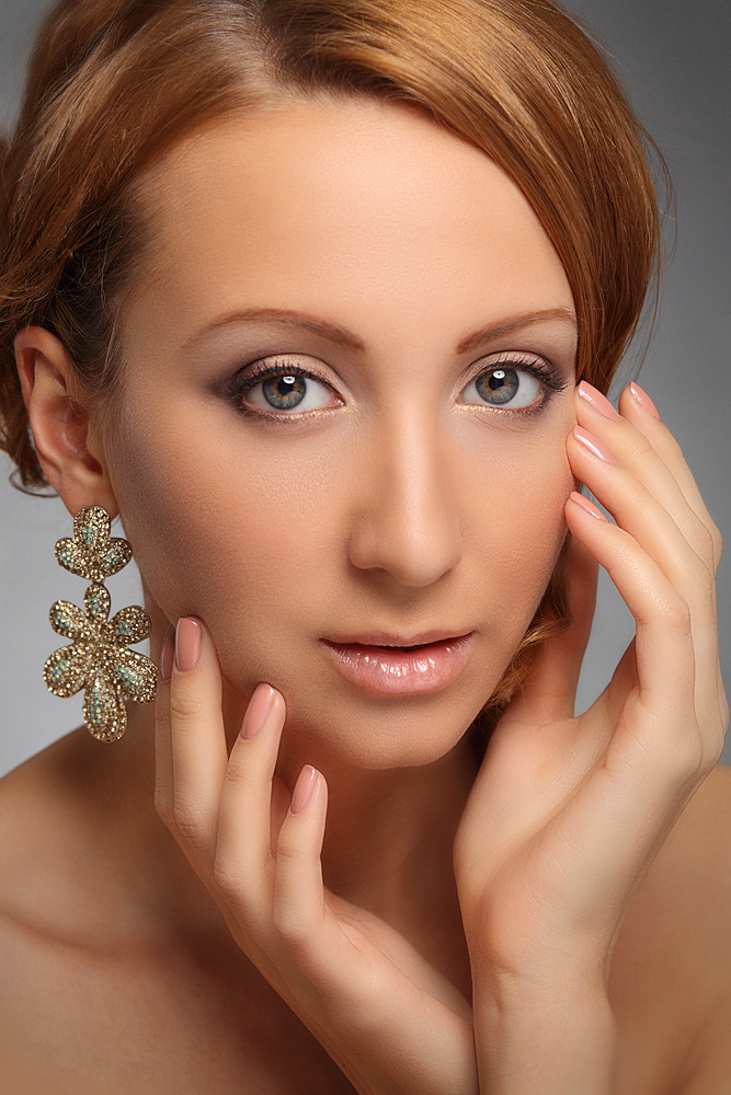 Girl with perfect skin and too much of retouch | retouch, photoshop, golden earrings, perfect skin