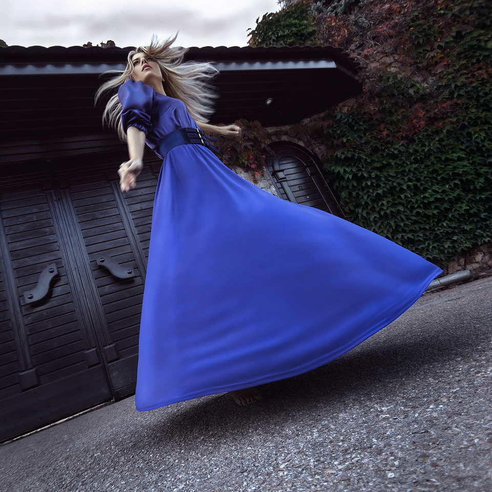 UFO dress | UFO, blue dress, environmental portrait, photo