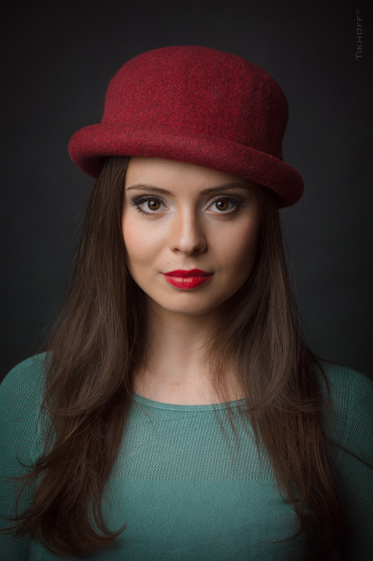 Her name is Vlada  | red hat, red lips, Russian glam