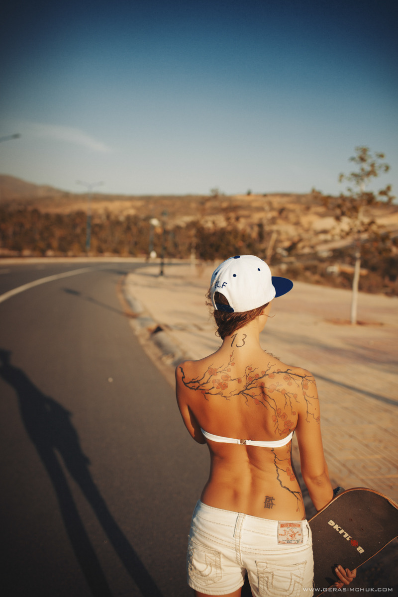 Girl with a tattoed tree on her back | tattoed tree, street, road, environmental portrait, summer, skateboard