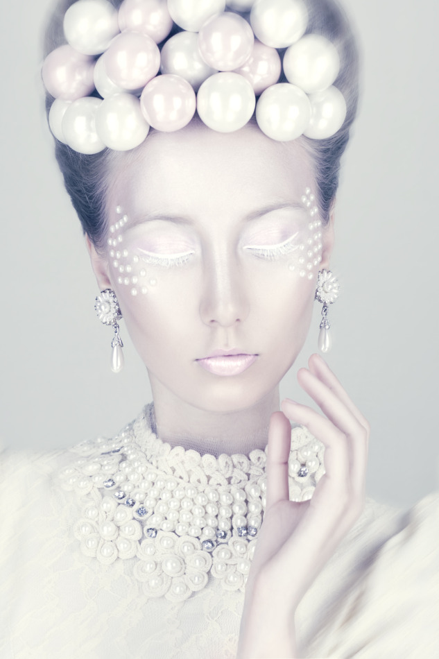 Pearls al over the girl | pearl, unique, fantastic, futuristic picture